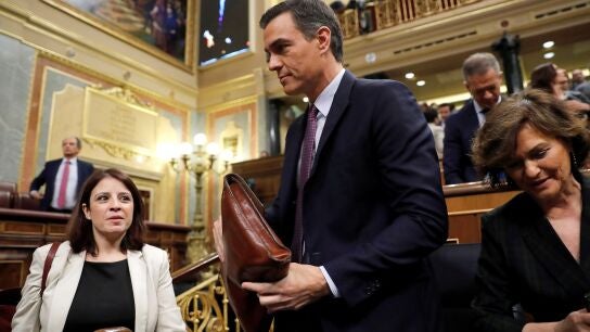 Pedro S&aacute;nchez, junto a su vicepresidenta Carmen Calvo (d) y la portavoz del PSOE, Adriana Lastra (i)