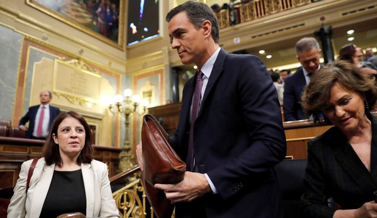 Pedro Sánchez, junto a su vicepresidenta Carmen Calvo (d) y la portavoz del PSOE, Adriana Lastra (i)