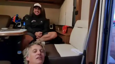 Así es por dentro la caravana de Fernando Alonso en el Rally Dakar: "Estoy vivo" Así es por dentro la caravana de Fernando Alonso en el Rally Dakar: "Estoy vivo"