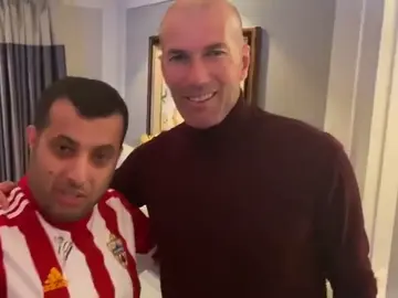 El jeque del Almería da a Zidane un cabezazo a lo Materazzi El jeque del Almería da a Zidane un cabezazo a lo Materazzi