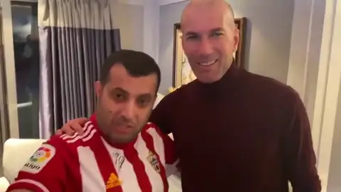 El jeque del Almería da a Zidane un cabezazo a lo Materazzi El jeque del Almería da a Zidane un cabezazo a lo Materazzi
