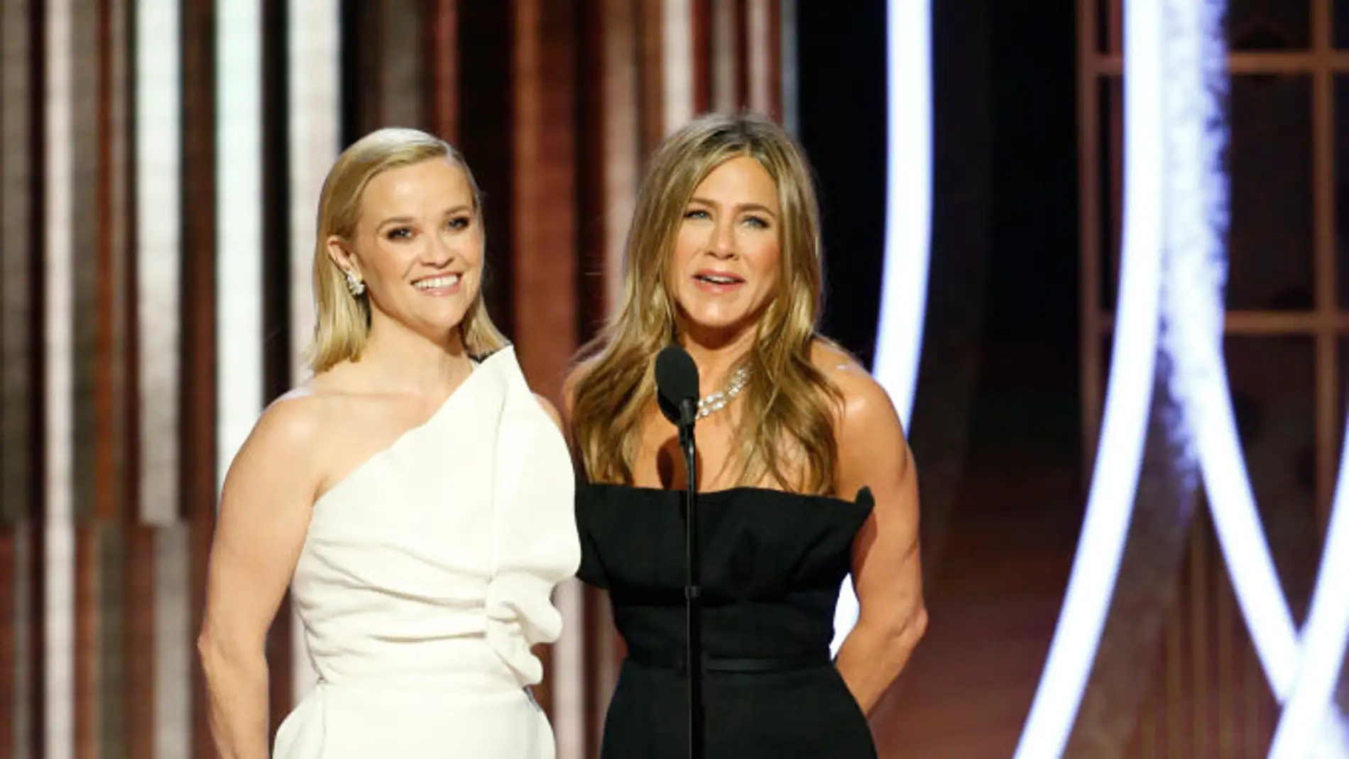 Reese Witherspoon y Jennifer Aniston en los Globos de Oro