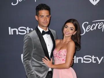 Wells Adams y Sarah Hyland Wells Adams y Sarah Hyland
