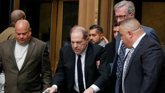 Harvey Weinstein llega a la corte ayudado de un andador Harvey Weinstein llega a la corte ayudado de un andador
