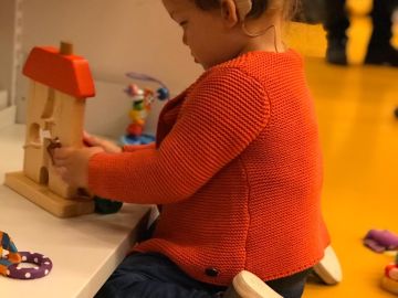 Una niña de dos años recupera los implantes que le permitían oír como regalo de Reyes gracias a la acción solidaria ciudadana