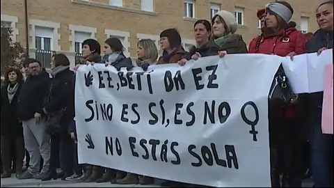 Concentración múltiple en Orcoyen en repulsa a la violación en grupo a una vecina de la localidad Concentración múltiple en Orcoyen en repulsa a la violación en grupo a una vecina de la localidad