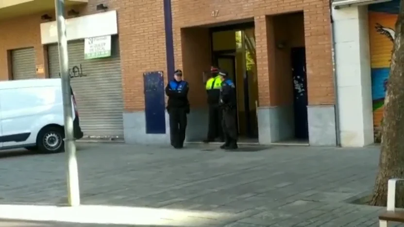 Detenido un hombre por matar a su mujer y a su hija en su casa de Esplugues (Barcelona) Detenido un hombre por matar a su mujer y a su hija en su casa de Esplugues (Barcelona)