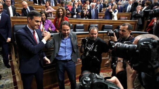 Apret&oacute;n de manos entre Pedro S&aacute;nchez y Pablo Iglesias tras la investidura del primero