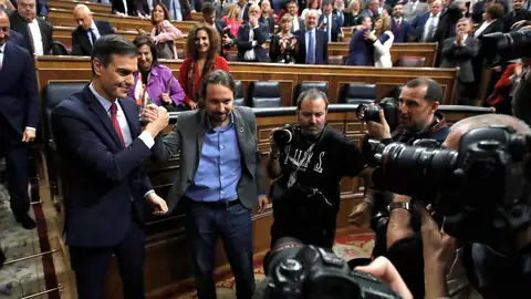 Apretón de manos entre Pedro Sánchez y Pablo Iglesias tras la investidura del primero Apretón de manos entre Pedro Sánchez y Pablo Iglesias tras la investidura del primero