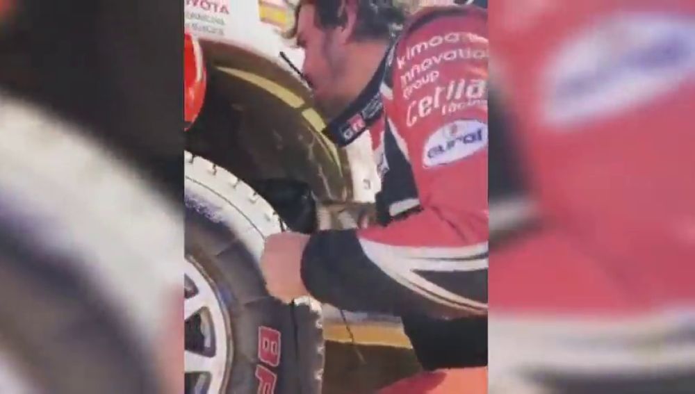Imágenes inéditas de la reparación desesperada de Fernando Alonso en el Dakar: "¿No tienes cinta americana ni nada?"