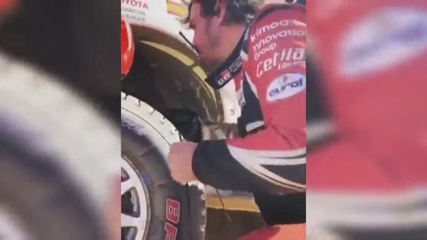 Imágenes inéditas de la reparación desesperada de Fernando Alonso en el Dakar: "¿No tienes cinta americana ni nada?" Imágenes inéditas de la reparación desesperada de Fernando Alonso en el Dakar: "¿No tienes cinta americana ni nada?"