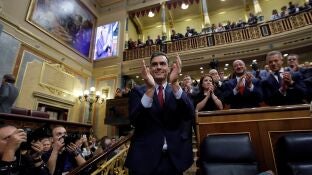 Pedro S&aacute;nchez aplaude tras ser investido como presidente del Gobierno