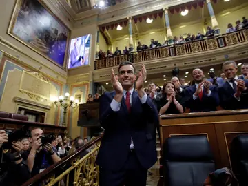 Pedro Sánchez aplaude tras ser investido como presidente del Gobierno Pedro Sánchez aplaude tras ser investido como presidente del Gobierno