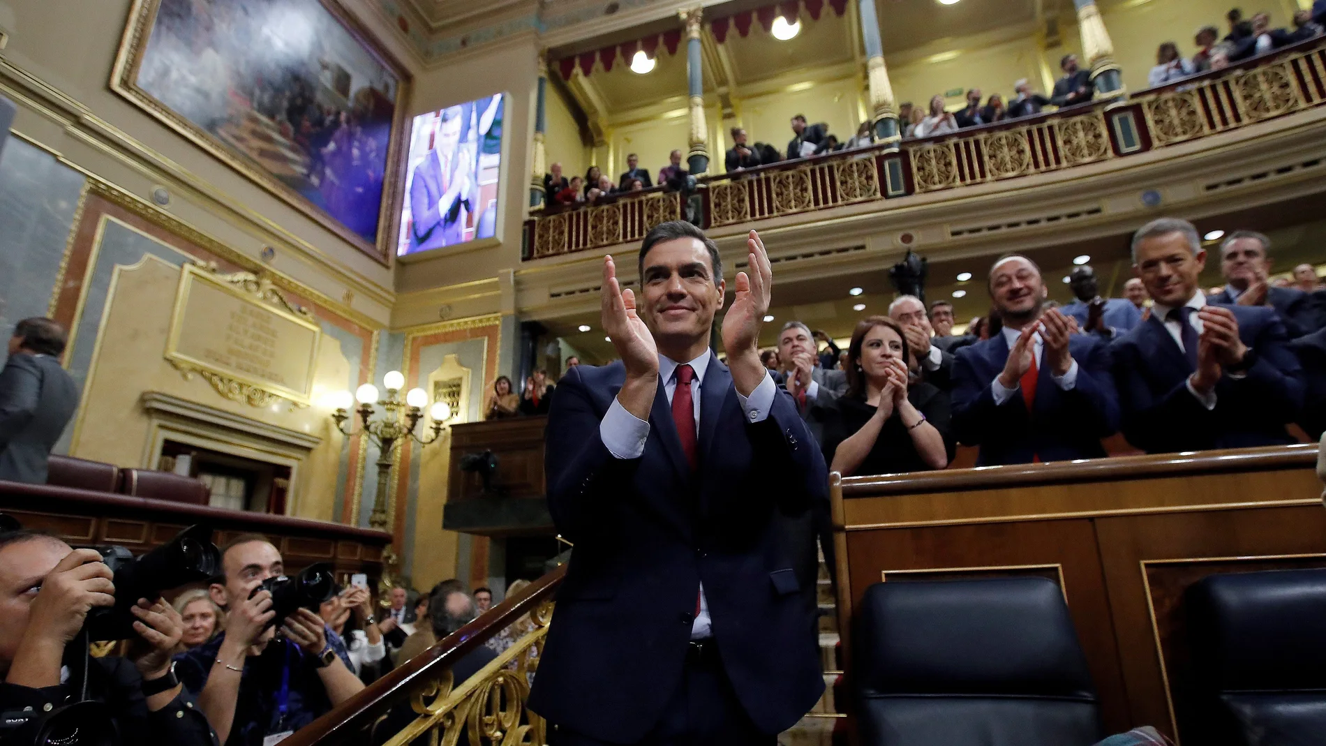 Pedro Sánchez aplaude tras ser investido como presidente del Gobierno Pedro Sánchez aplaude tras ser investido como presidente del Gobierno