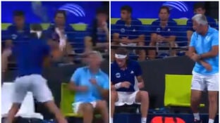Tsitsipas da un raquetazo a su padre