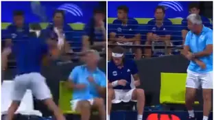 Tsitsipas da un raquetazo a su padre Tsitsipas da un raquetazo a su padre