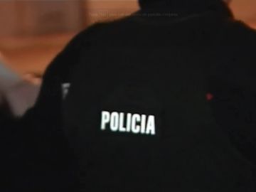 Imagen de espaldas de un policía nacional