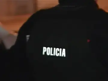 Imagen de espaldas de un policía nacional Imagen de espaldas de un policía nacional