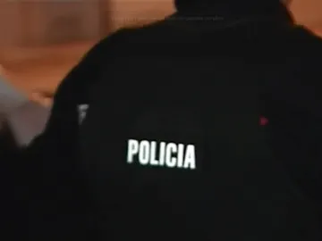 Imagen de espaldas de un policía nacional Imagen de espaldas de un policía nacional