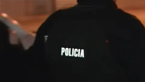 Imagen de espaldas de un policía nacional Imagen de espaldas de un policía nacional