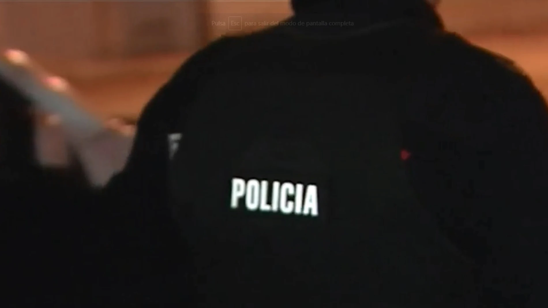 Imagen de espaldas de un policía nacional