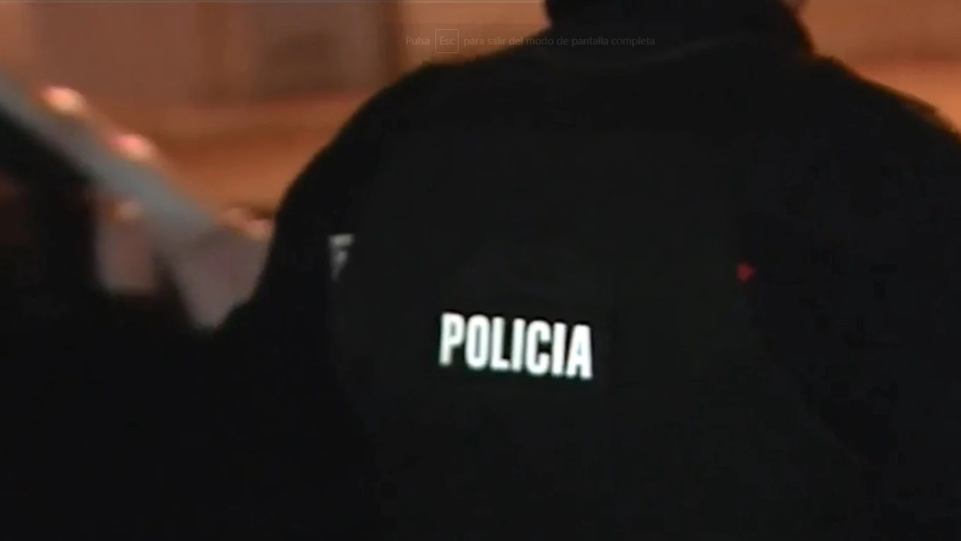 Imagen de espaldas de un policía nacional Imagen de espaldas de un policía nacional