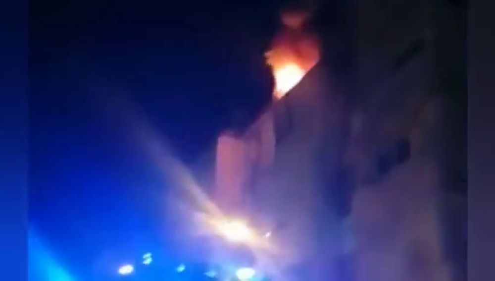 11 personas rescatadas en un aparatoso incendio en Huelva