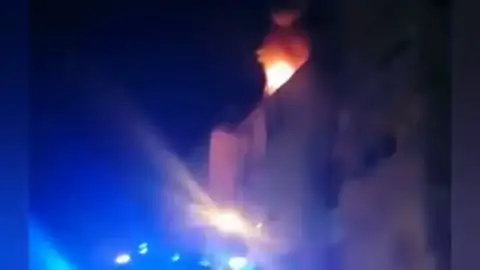 11 personas rescatadas en un aparatoso incendio en Huelva 11 personas rescatadas en un aparatoso incendio en Huelva