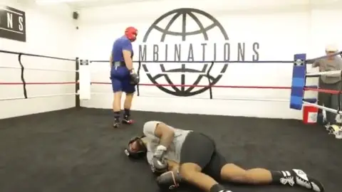 El momento del 'nocaut' de Sergey Kuzmin a su sparring El momento del 'nocaut' de Sergey Kuzmin a su sparring