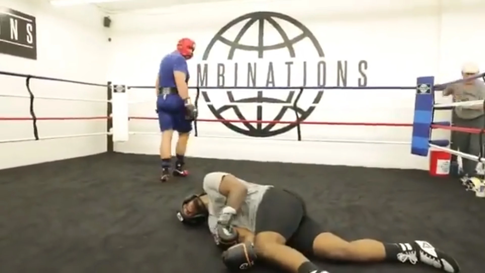 El momento del 'nocaut' de Sergey Kuzmin a su sparring El momento del 'nocaut' de Sergey Kuzmin a su sparring