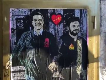 Sánchez y Rufián, sonrientes y cogidos de la mano en el nuevo grafiti de Tvboy