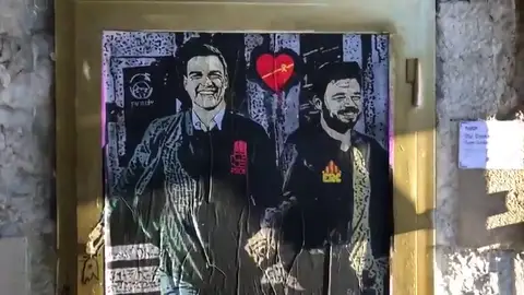 Sánchez y Rufián, sonrientes y cogidos de la mano en el nuevo grafiti de Tvboy Sánchez y Rufián, sonrientes y cogidos de la mano en el nuevo grafiti de Tvboy