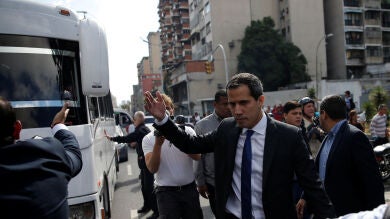 Guaidó y diputados opositores entran por la fuerza en el Parlamento venezolano y vuelven a investirle presidente
