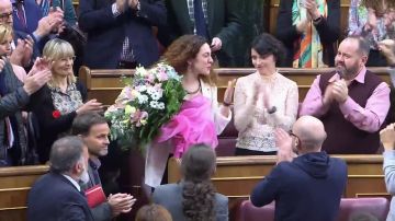 Aina Vidal recibe un ramo de flores en el Congreso
