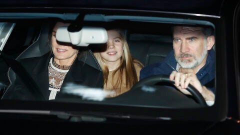 Los Reyes de España y sus hijas llegan a casa de Jesús Ortiz 
