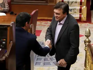El diputado de Teruel Existe, Tomás Guitarte, con el presidente del Gobierno, Pedro Sánchez El diputado de Teruel Existe, Tomás Guitarte, con el presidente del Gobierno, Pedro Sánchez