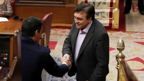El diputado de Teruel Existe, Tomás Guitarte, con el presidente del Gobierno, Pedro Sánchez El diputado de Teruel Existe, Tomás Guitarte, con el presidente del Gobierno, Pedro Sánchez