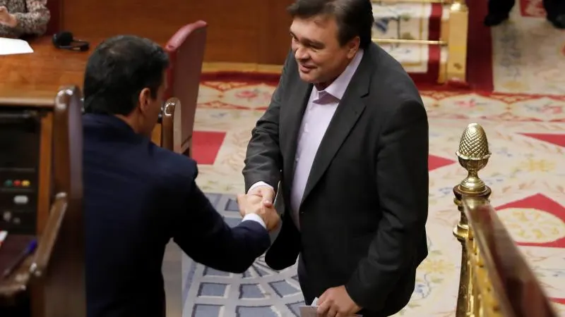El diputado de Teruel Existe, Tomás Guitarte, con el presidente del Gobierno, Pedro Sánchez El diputado de Teruel Existe, Tomás Guitarte, con el presidente del Gobierno, Pedro Sánchez