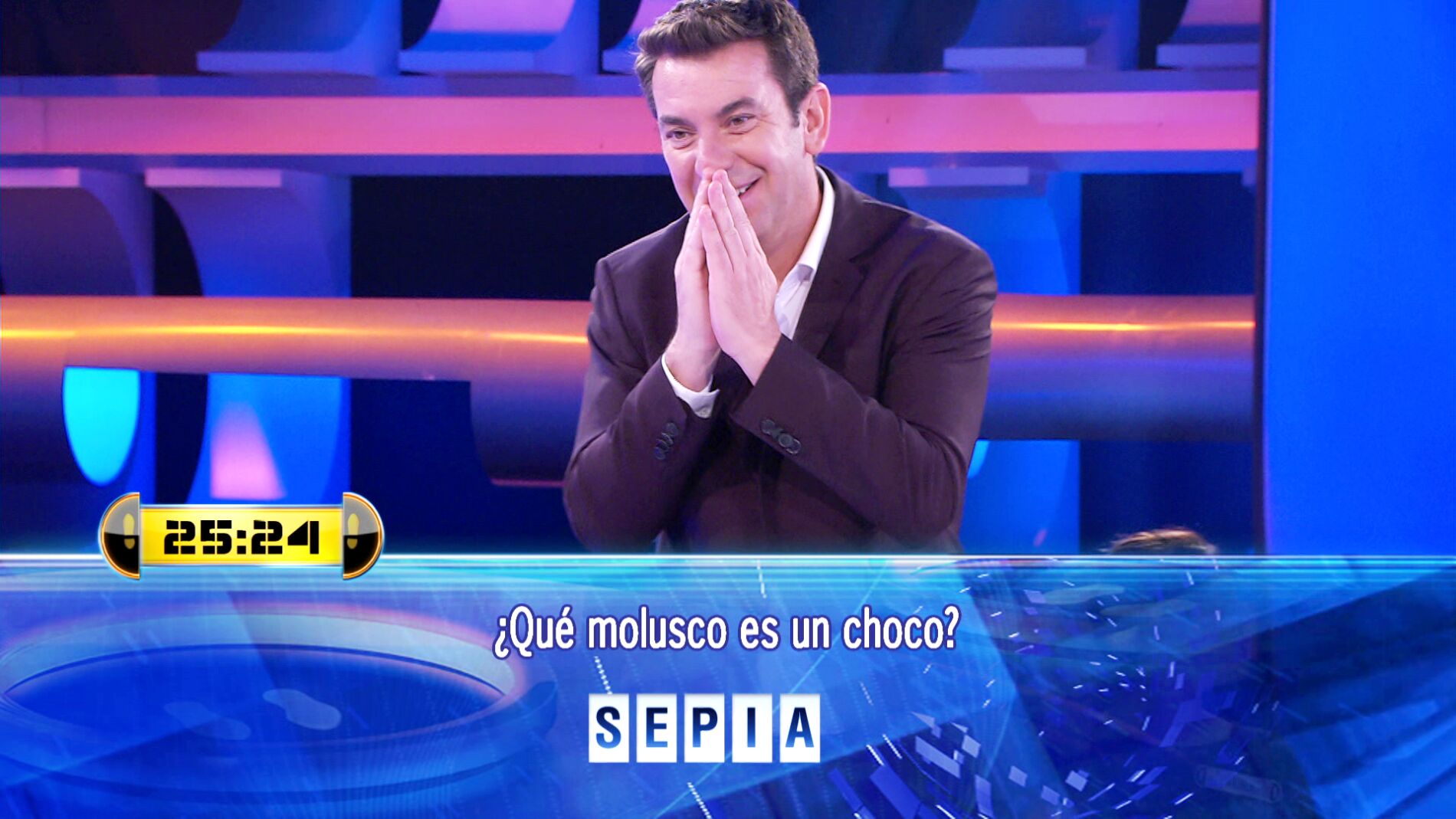 El hilarante desliz de Arturo Valls con el enunciado de una pregunta en '&iexcl;Ahora caigo!'