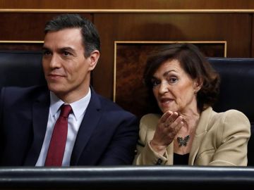 Carmen Calvo y Pedro Sánchez en el Congreso