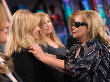 Carmina Barrios se enfrenta al reto de reconocer a su mejor amiga con los ojos cerrados Carmina Barrios se enfrenta al reto de reconocer a su mejor amiga con los ojos cerrados