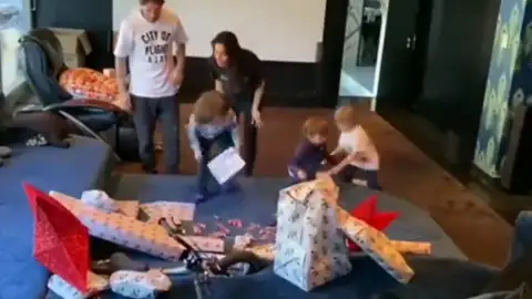 Sergio Ramos graba con una cámara oculta la ilusión de sus hijos por los Reyes Magos Sergio Ramos graba con una cámara oculta la ilusión de sus hijos por los Reyes Magos