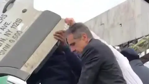 El gobernador de Nueva York ayuda en un accidente de tráfico El gobernador de Nueva York ayuda en un accidente de tráfico