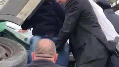 El gobernador de Nueva York ayuda en un accidente de tráfico El gobernador de Nueva York ayuda en un accidente de tráfico