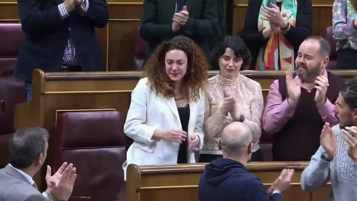 Aina Vidal llora al recibir la ovaci&oacute;n del Congreso