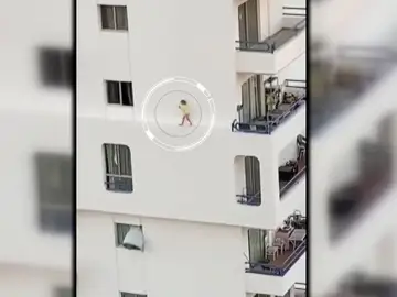 Una niña corretea peligrosamente por la cornisa de un edificio de apartamentos en Adeje Una niña corretea peligrosamente por la cornisa de un edificio de apartamentos en Adeje