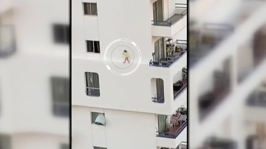 Una ni&ntilde;a corretea peligrosamente por la cornisa de un edificio de apartamentos en Adeje