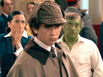 Manolín, un Sherlock Holmes que resuelve un difícil caso y libra a todos de la cárcel en la mágica noche de Reyes Manolín, un Sherlock Holmes que resuelve un difícil caso y libra a todos de la cárcel en la mágica noche de Reyes