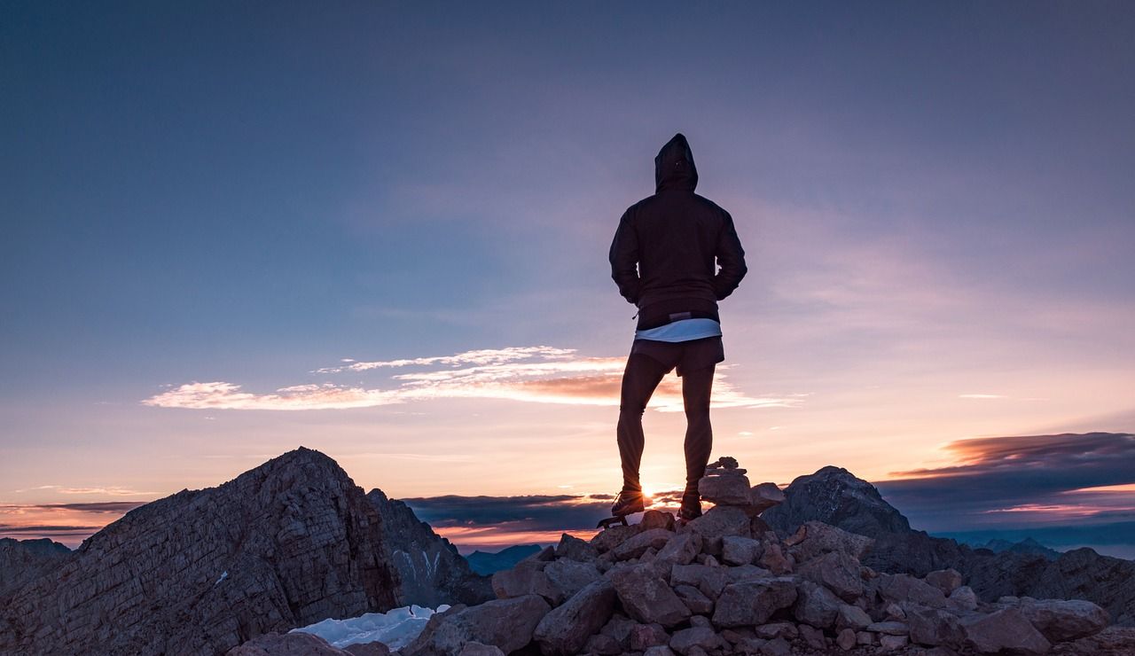 Persona en la cima de una montaña