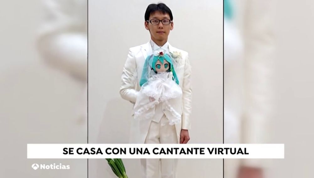 El japonés que se casó con una cantante virtual se queda 'viudo' por una actualización del software